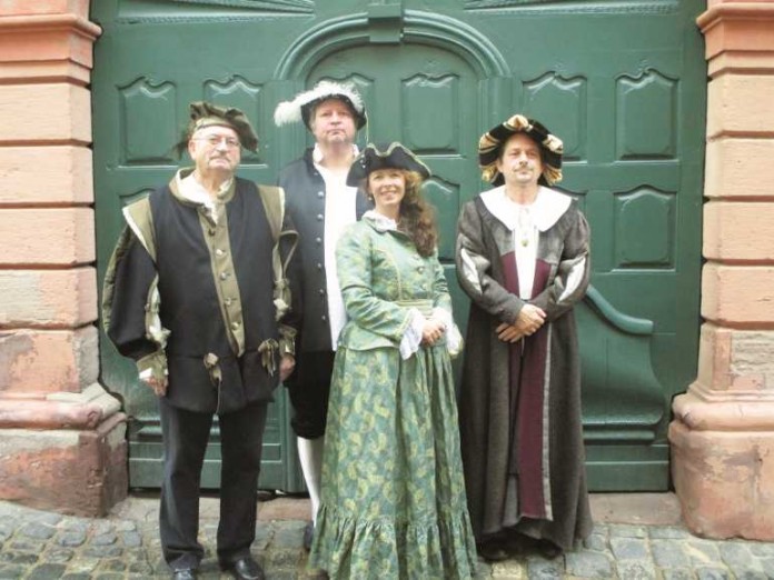 Die Stadtführer Franz Piva, Dietmar Spicker, Susanne Späinghaus-Monschau und Matthias Stieber in ihren "neuen" historischen Gewändern